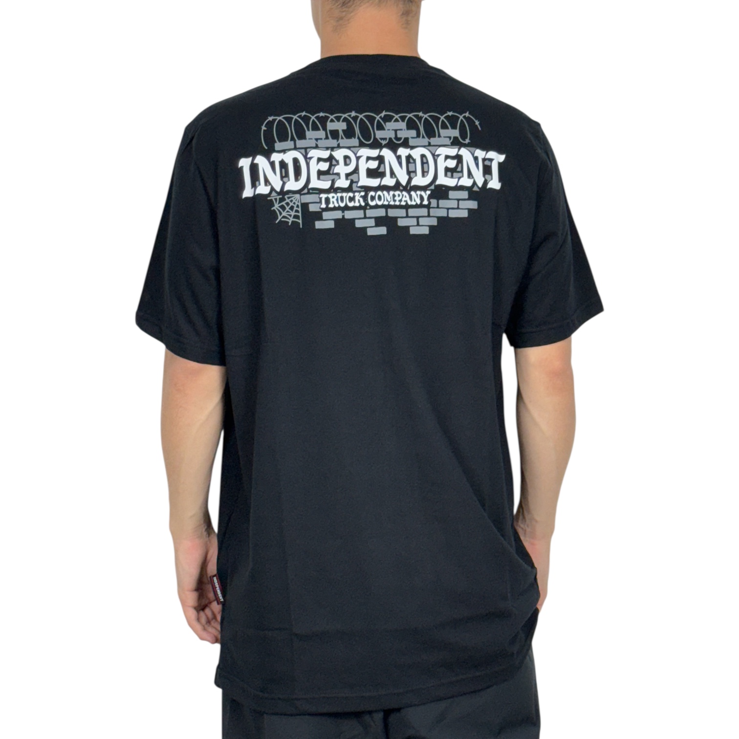 Camiseta Independent Indepenetentiary Pret | Sunset Skate Shop - A